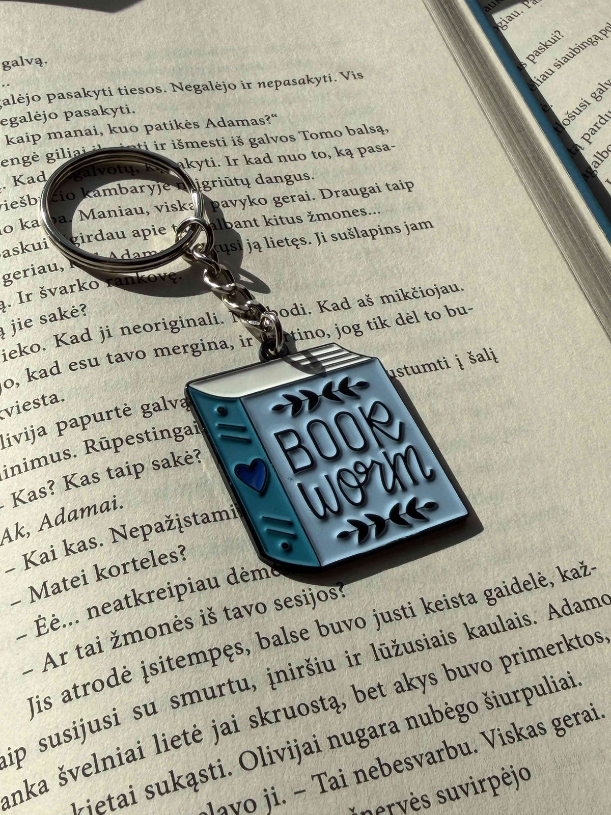 Knygos formos „Bookworm“ raktų pakabukas