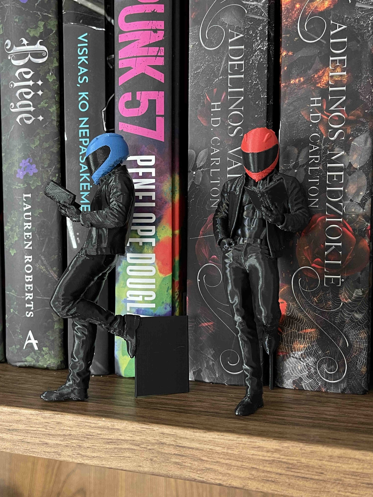 Knygų lentynos dekoracija „Lights Out“