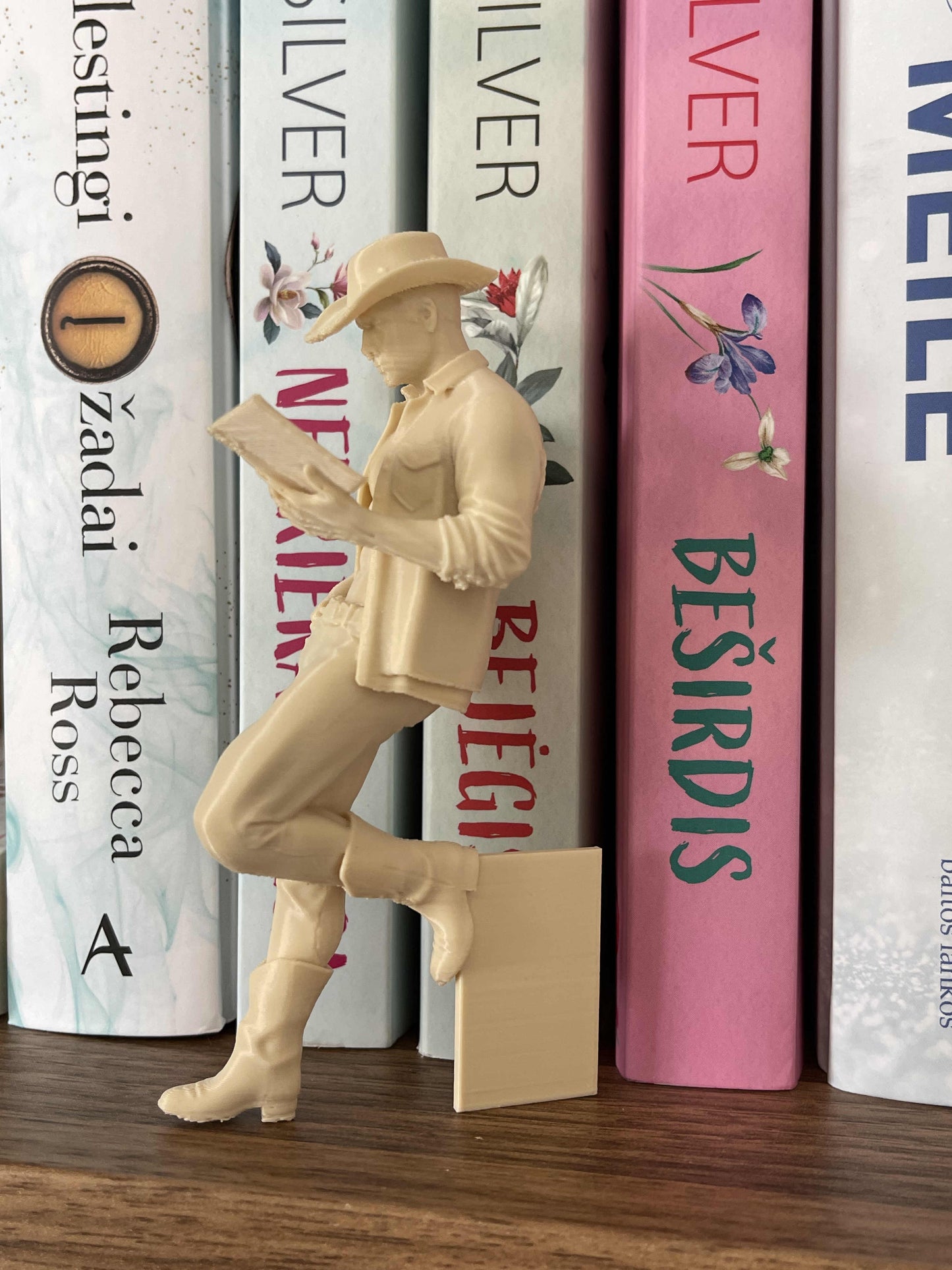 Knygų lentynos dekoracija „Cowboy Reader“