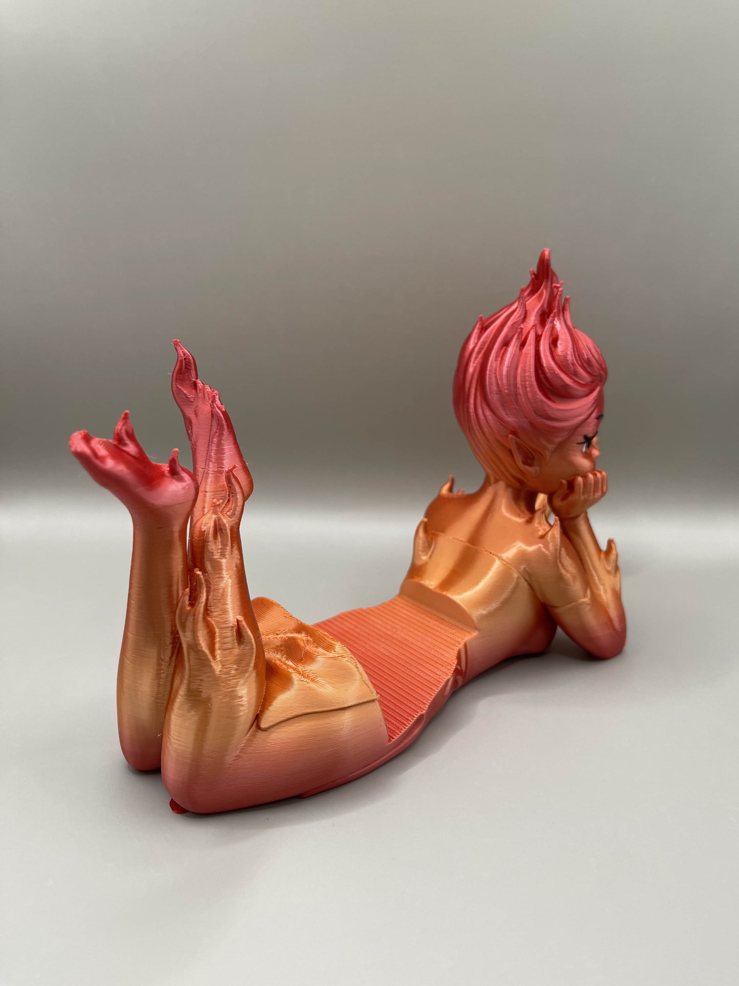 Knygos stovas „Crescent Flame“ – su kosmetiniu defektu