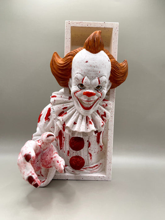 Pennywise su ranka knygų lentynos dekoracija