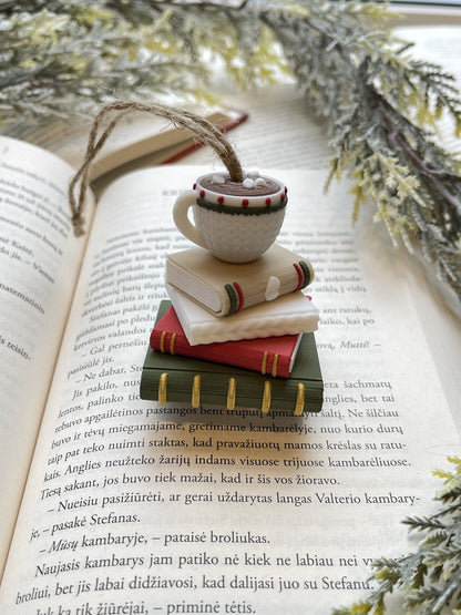 Kalėdinis žaisliukas knygų mylėtojams – Puodelis ant knygų