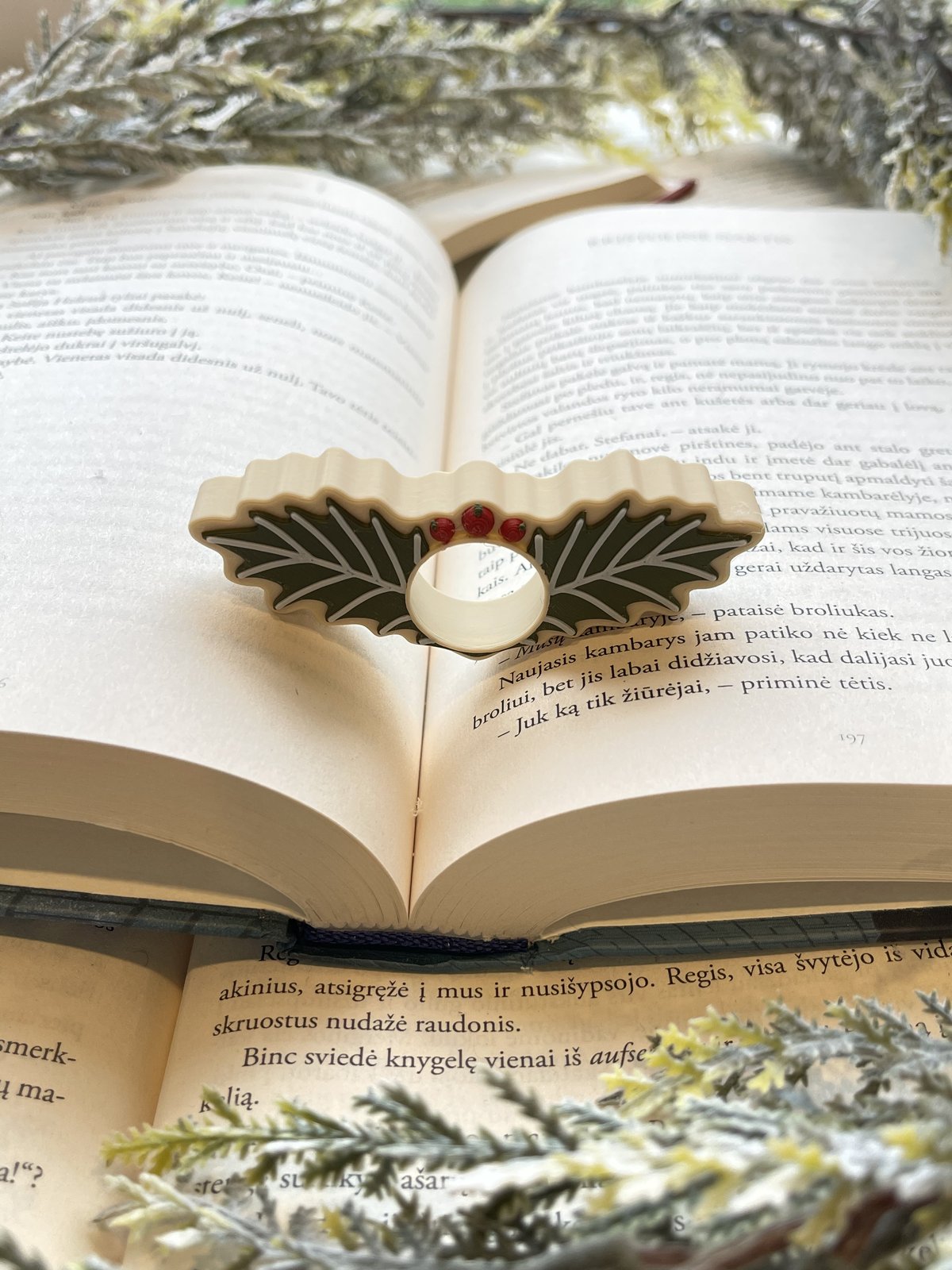 Šventinis puslapių laikiklis su uogelėmis