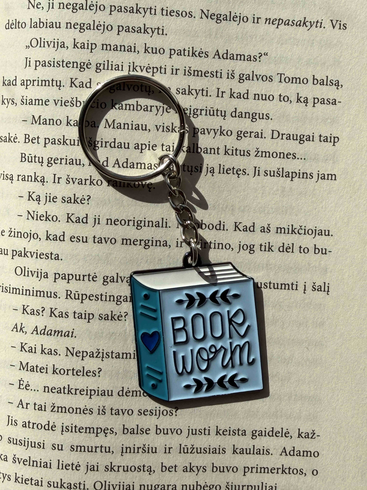 Knygos formos „Bookworm“ raktų pakabukas