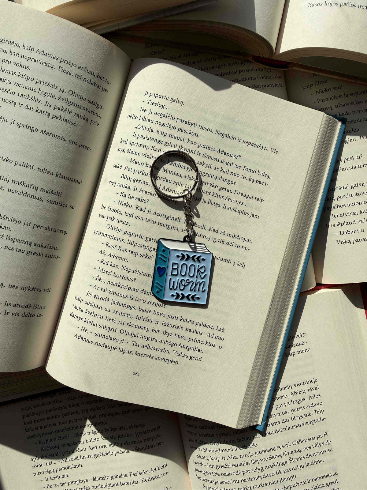 Knygos formos „Bookworm“ raktų pakabukas
