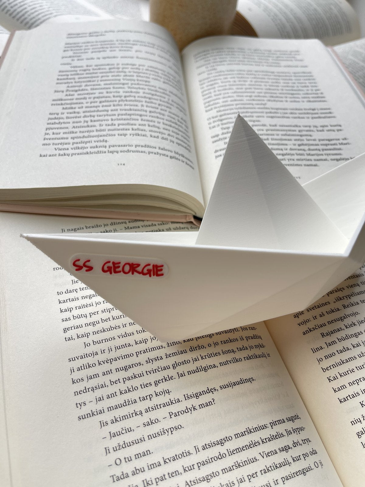 Knygų lentynos dekoracija „Paper Boat“