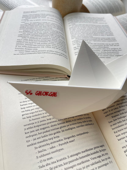 Knygų lentynos dekoracija „Paper Boat“