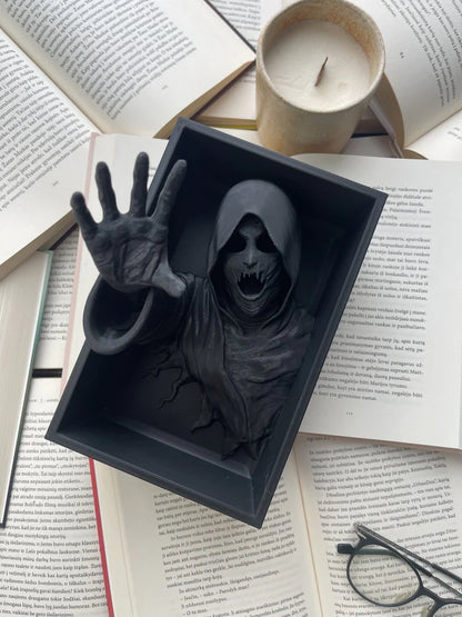 Dekoracija „Dark Presence“ – su kosmetiniu defektu