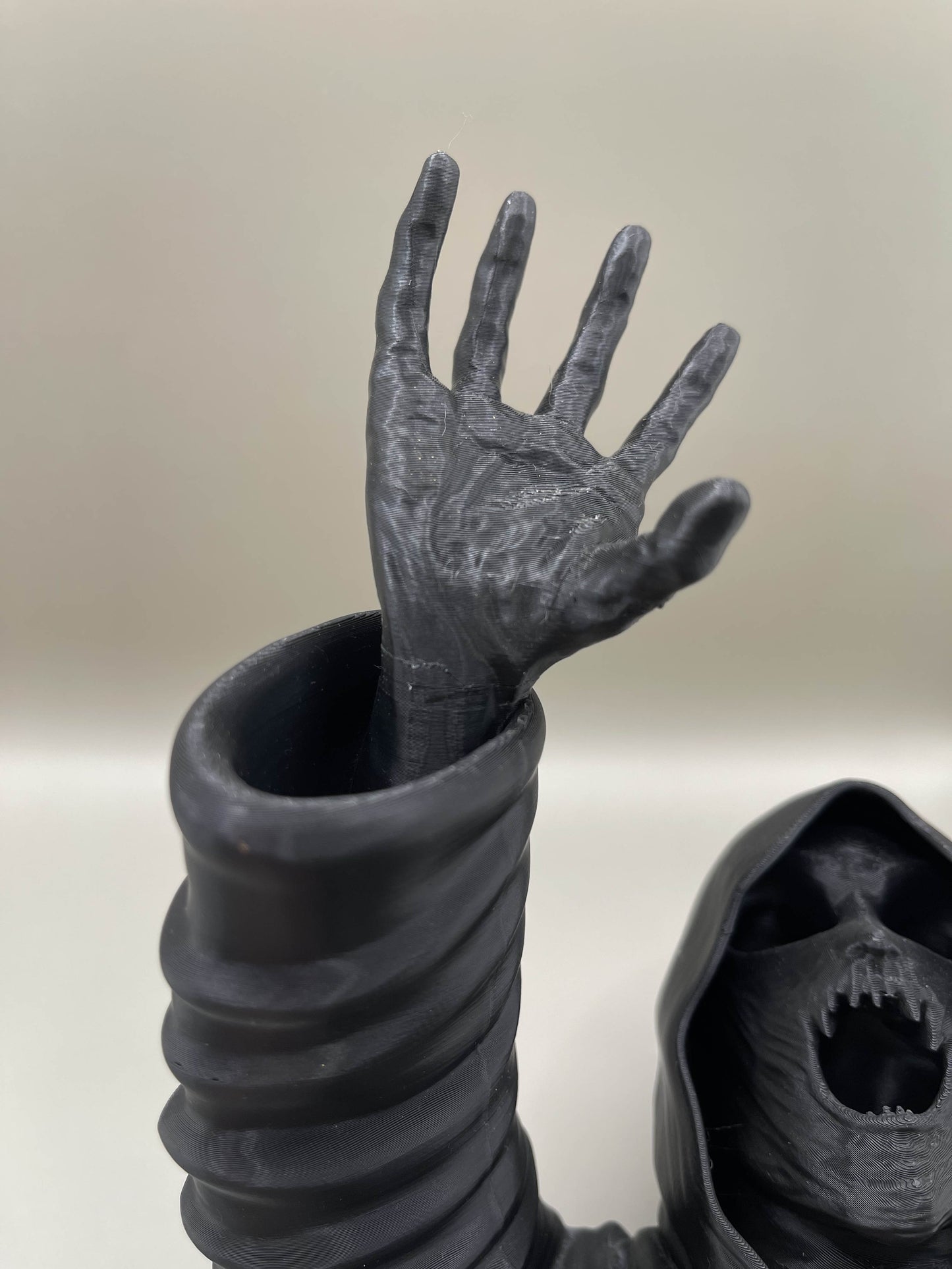 Dekoracija „Dark Presence“ – su kosmetiniu defektu