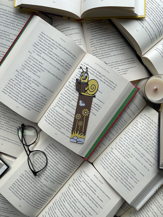 Skirtukas „Snail with Book“