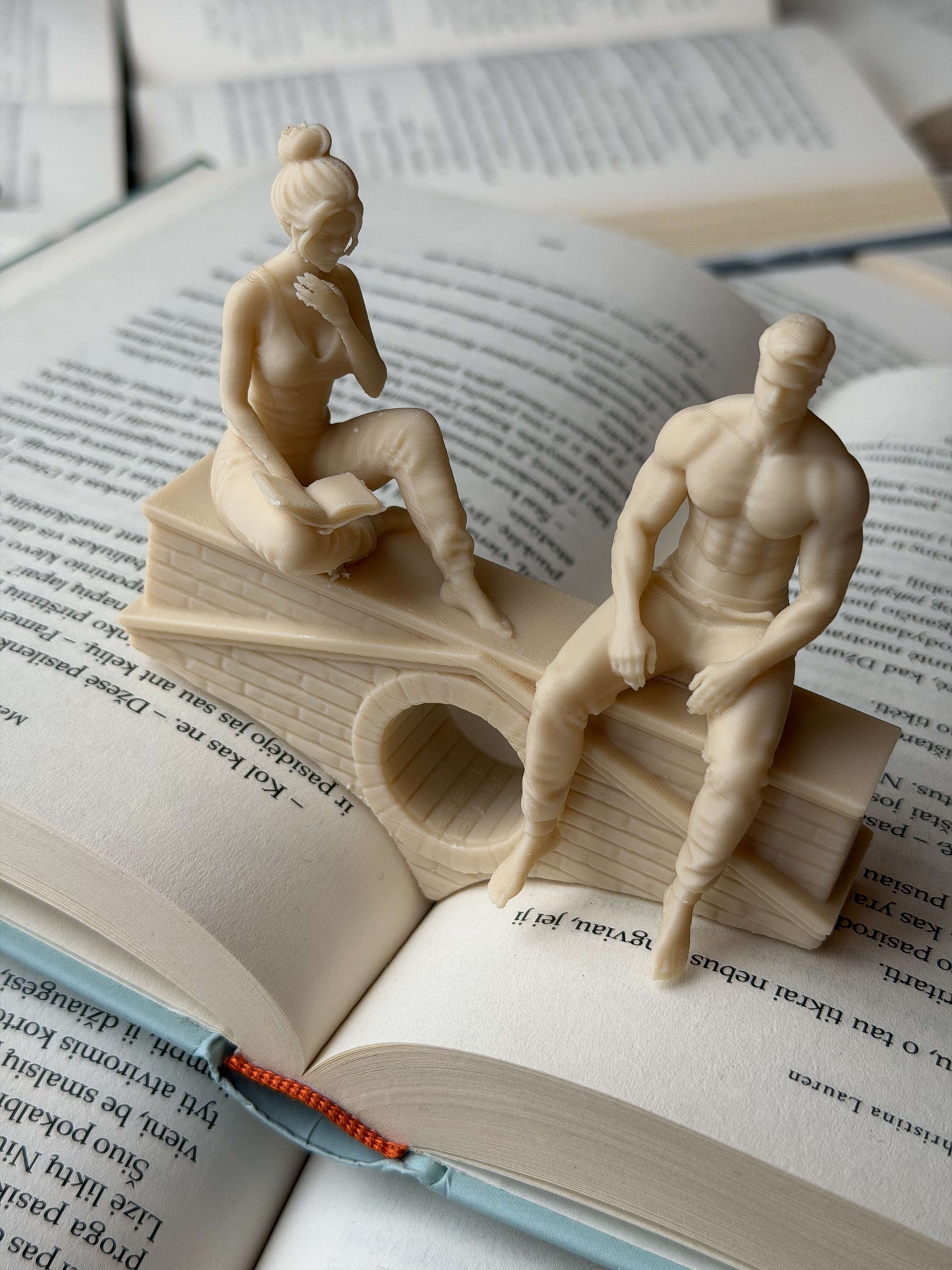 Puslapių laikiklis „Reading Couple“