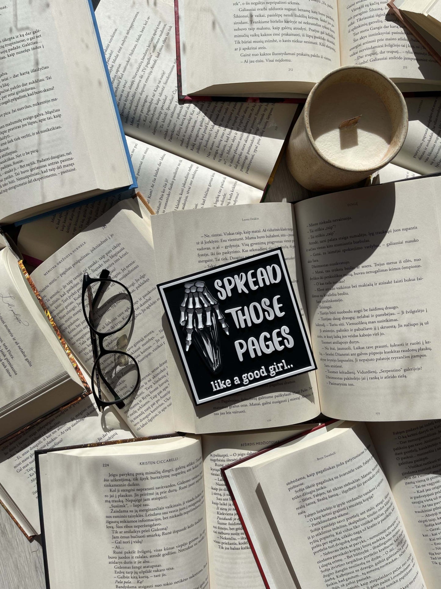 Dekoracija „Spread Those Pages“